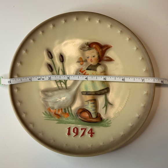 1974 Hummel Handpaint Bas Relief 4th Annual Plate Goebel Porzellanfabrik Germany - Picture 8 of 13
